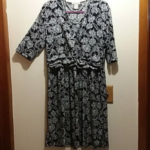3/4 length sleeved black white dress